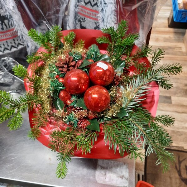 Weihnachtsstrauss  mit rote Weihnachtskugeln 1 Stück
